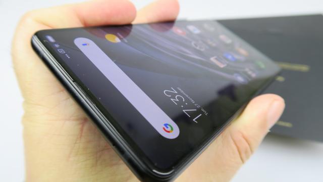 <b>Xiaomi Mi Mix 2S: Display cam gri, dar rezonabil de luminos</b>Xiaomi Mi Mix 2S are în mare măsură cam acelaşi ecran cu Xiaomi Mi Mix 2. E vorba despre un panou IPS LCD de 5.99 inch, cu aspect 18:9 şi rezoluţie de 2160 x 1080 pixeli. Are contrast raţio de 1500:1 şi avem şi calibrare a culorii DCI-P3 şi suport HDR..
