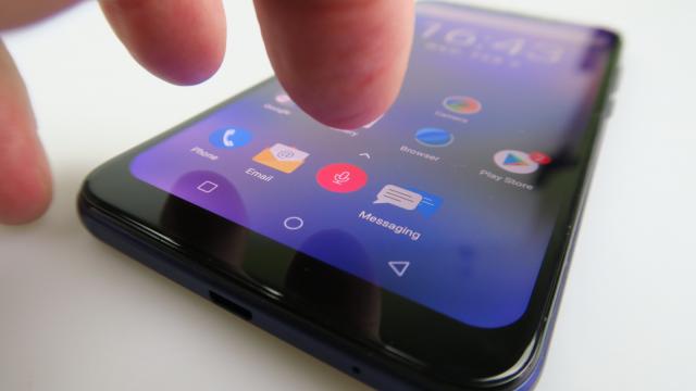 <b>Allview Soul X5 Style: OS, UI, aplicaţii deja clasice Allview, pe suprafață Visual UI 3.0</b>Allview Soul X5 style s-a poziţionat ca un telefon de buget şi încă nu era în perioada când până şi modelele de câteva sute de lei soseau musai cu Android Pie. Ca atare ne mulţumim aici cu Android 8.1.0, cu Visual UI 3.0 aplicat peste.