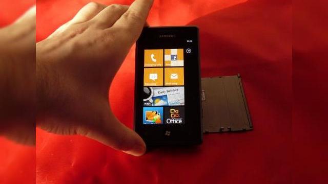 <b>Samsung Omnia 7 este chiar acum pe masa noastră de teste! Primele impresii..</b>Omnia 7 este chiar acum pe masa noastră de teste! Primele impresii? Ei bine, ne-a cucerit din start integrarea portului microUSB, care prezintă un soi de "ușița" glisantă și nu acea secțiune de plastic care necesită unghii lungi pentru a fi dată...