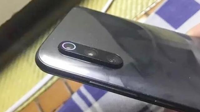 <b>Xiaomi Mi 9 a sosit fără bliţ LED la un cumpărător nefericit din China</b>Am mai auzit de telefoane venite cu probleme din fabrică, cu soft corupt sau cu tot soiul de buguri, dar nu fără o funcţie de bază lipsă. Un cumpărător de Xiaomi Mi 9 din China s-a dovedit a fi extrem de ghinionist, pentru că şi-a primit