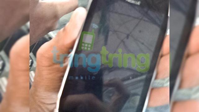 <b>Nokia X7 fotografiat În secret În Pakistan! Iată și detalii În plus</b>După ce am aflat că Nokia E7 va sosi în țara noastră în curând prin Cosmote, iată că și modelul X7 își face apariția în fluxul informațional de pe web, sub forma unor imagini live descoperite în Pakistan. Fotografiile cu Nokia X7 au fost...