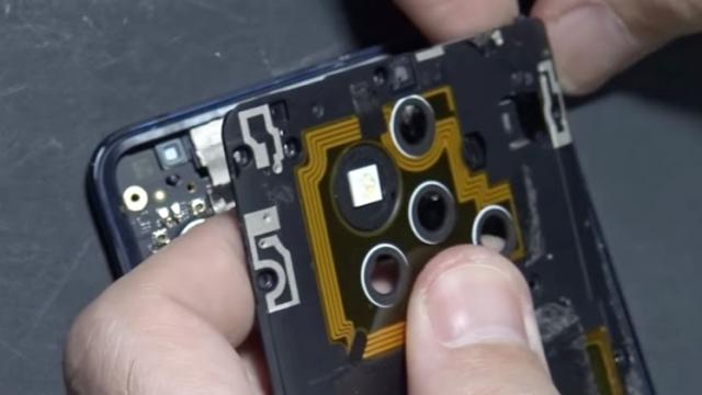 <b>Nokia 9 Pureview primeşte o disecţie în faţa camerei; Iată cum arată mecanismul celor 5 camere la interior (Video)</b>Nokia 9 Pureview este probabil cel mai bine dotat telefon la capitolul cameră, dintre cele prezentate la MWC 2019. Are 5 camere în spate, tehnologie Pureview, Light şi Zeiss şi dacă eraţi curioşi ce se află la interiorul său