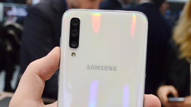 <b>Samsung Galaxy A50 se lansează în Europa pe 18 martie la preţul de 349 de euro</b>Acum că am aflat ce preţuri va practica Samsung pentru modelele din seria Galaxy M în Europa descoperim şi cât va costa mult doritul Galaxy A50. Acesta debutează oficial în Europa pe 18 martie la suma de 349 de euro