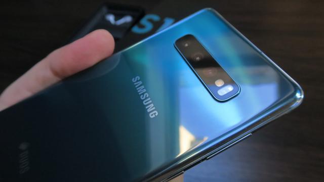 <b>Samsung Galaxy S10+: Baterie record pentru orice Galaxy S de până acum</b>Samsung Galaxy S10+ nu precupeţeşte nici un efort pentru a fi un telefon memorabil, care nu lasă loc de compromisuri. Astfel şi bateria e pe măsură dotărilor sale. Avem de-a face aici cu o unitate de 4100 mAh, care vine cu încărcare la 15W pe fir..