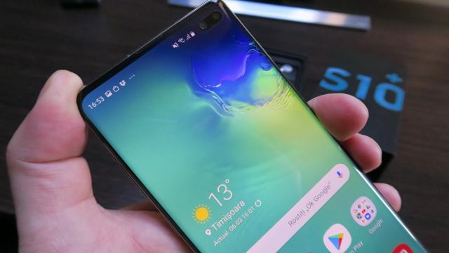 <b>Samsung Galaxy S10+: Conectivitate cu de toate şi viteze foarte mari</b>Puţine telefoane de pe piaţa s-au lăudat că inaugurează un nou tip de conectivitate. E cazul lui Samsung Galaxy S10+, care scoate la lumina WiFi 6, aka WiFi ax, care ar trebui să aducă un salt de viteză cu 20% faţă de predecesori. Terminalul are şi port..
