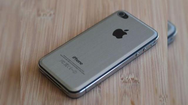 <b>iPhone 5 vine cu un spate metalic, un display de dimensiuni mai mari? Detalii În premieră despre prototip sau doar zvonuri?</b>Cei de la 9to5mac au început să propage deja o avalanșă de zvonuri despre iPhone 5, astfel că poate apărea confuzie cu privire la noul model de handset Apple. Ei bine, un lucru este clar: terminalul din imaginea de mai jos este doar un iPhone 4, cu...