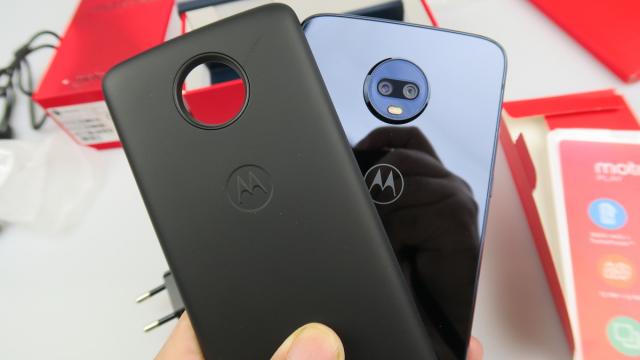 <b>Motorola Moto Z3 Play: Baterie nesimțit de bună, ce pune la punct miliamperii</b>Predecesorii lui Moto Z3 Play au fost adevărate bestii la capitolul baterie, un soi de "battery phone neintenţionat". Culmea e că nici nu aveau capacităţi uriaşe ale bateriei şi erau şi subţiri în talie, ceea ce e cu atât mai impresionant. Moto Z3 Play..