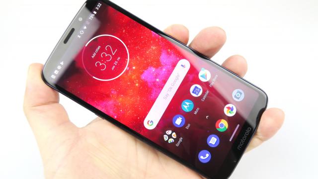 <b>Motorola Moto Z3 Play: Acustică cu difuzor singular, bătând 2-3 flagship-uri</b>Motorola Moto Z3 Play adopta ca şi celelalte modele Motorola un singur difuzor, care e de fapt cel plasat sus, cel pentru convorbiri. În general am fost mulţumit de astfel de earpiece-uri, fie şi numai pentru faptul că nu îl acoperim la utilizarea în..