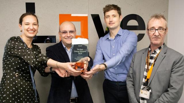 <b>Orange este desemnată cea mai bună rețea din România pentru calitatea serviciilor de voce și date</b>Un comunicat de presă proaspăt sosit în inbox-ul nostru vine să ne dezvăluie faptul că Orange România a fost desemnată cea mai bună rețea din țară pentru calitatea serviciilor de voce și date, de către doi auditori externi și anume 