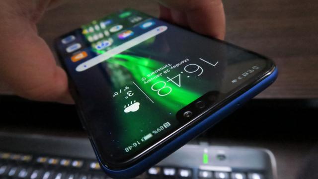 <b>Huawei Honor 8X: Hardware de Mate 20 Lite cu ceva extra</b>Huawei Honor 8X are câte ceva în comun cu Huawei Mate 20 Lite, dar şi ceva upgrade-uri. Pentru început are acelaşi procesor Kirin 710, dar ecranul este mai generos, la 6.5 inch. E vorba despre un panou IPS LCD LTPS aici, cu rezoluţie Full HD+.