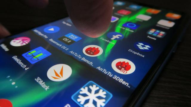 <b>Huawei Honor 8X: Benchmark-uri satisfăcătoare, chiar şi faţă de Snapdragon-uri</b>Huawei a prins la timp modă gaming-ului pe telefoane, la timp cât să lanseze GPU Turbo, care potenţează hardware-ul când joci jocuri pe un device Huawei. Honor 8X are procesorul Kirin 710 la bord, care şi-a dovedit deja puterea pe Huawei Mate 20 Lite.