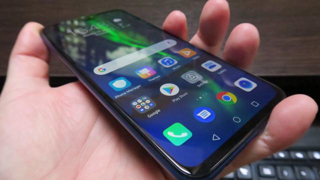 <b>Huawei Honor 8X: Acustică pe bază de difuzor singular, fără prea mult bas și fără câști la pachet</b>Huawei Honor 8X are un singur difuzor în zona inferioară, în dreapta, deci nu va fi acoperit când te uiţi la filme, în landscape. Huawei oferă Histen că opţiune de egalizare, activabilă doar când ai căştile conectate. Include moduri că Auto, 3D, Natural ş
