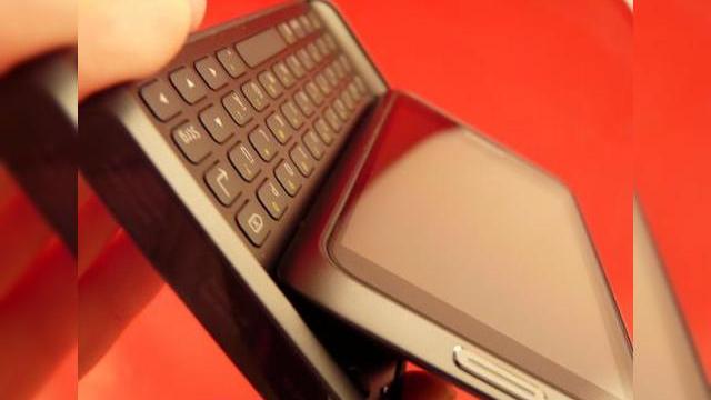 <b>Nokia. Symbian. Tastatură. Ghicește!</b>Vă invităm să ghiciți ce terminal este invitat special la Mobilissimo pentru teste. Observați tastatura glisantă, ecranul touch de mari dimensiuni și sistemul de operare Symbian. Pentru cei care sunt la curent cu evoluția modelelor Nokia nu va fi...