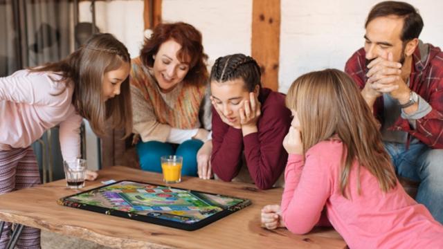 <b>Archos lansează Play Tab, tableta care reuneşte familia, pe cei mici în jurul jocurilor de societate</b>Uite o nişă la care nu mă aşteptam: o tabletă gândită pentru board games. Aşa numitele "jocuri de societate" sunt punctul său forte şi acest terminal va uni întreaga familie în jurul lor. Archos Play Tab este numele noului venit
