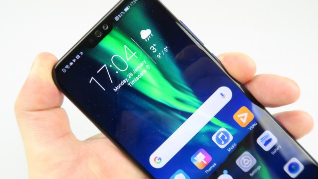 <b>Huawei Honor 8X: OS, UI, aplicaţii pe bază de EMUI 8.2 şi Android 8.1</b>Huawei Honor 8X şosea pe final de 2018, cu Android 8.1.0 la bord şi EMUI 8.2.0. Era drăguţ să aibă Android Pie, dar nu poţi să le ai pe toate. Huawei a promovat mult faptul că acest device e bun la gaming, având GPU Turbo activat. Să vedem cum stăm cu exp