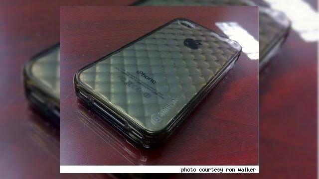 <b>iPhone 4 cade de la 300 de metri, funcționează perfect după; Poveste reală!</b>Chiar dacă pare incredibil, anumite carcase pentru iPhone 4 chiar sunt ultra-rezistente. Acesta pare a fi și cazul handsetului pe care îl deține sergentul Ron Walker, care și-a scăpat iPhone-ul din avion, de la o înălțime de 300 de metri. și...