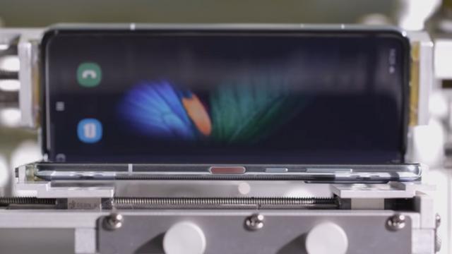 <b>Samsung Galaxy Fold ar rezista la până 200000 plieri ale ecranului; Vedem un test de durabilitate</b>După articolul de mai devreme prin intermediul căruia aflam informații extra despre Samsung Galaxy Fold și asta prin intermediul unui utilizator ce a avut ocazia să îl folosească pe o perioadă mai mare de timp, iată că pe web