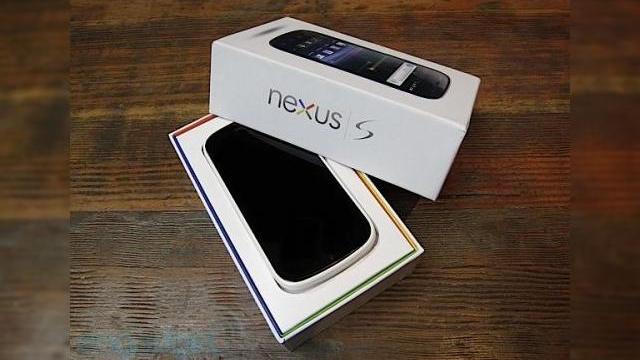 <b>Samsung Nexus S, acum și pe alb, compatibil cu rețeaua 3G a operatorului AT&T (Video)</b>Dacă noi am avut ocazia să testăm aici un terminal Samsung Nexus S cu carcasă de culoare neagră, ei bine iată că există și o variantă albă care a ajuns pe mâna celor de la Engadget. Din păcate acest terminal este disponibil doar în SUA...
