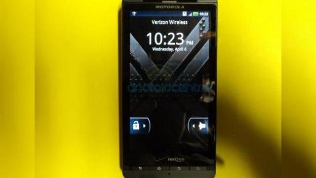 <b>Noi imagini cu Droid X2, foarte similar cu predecesorul său; vine cu o cameră promițătoare de 8MP!</b>Deși Motorola pare a avea unele probleme cu vânzările scăzute ale tabletei Xoom și ale super-smartphone-ului Atrix, seria Droid rămâne una de succes, comparabilă cu cea Galaxy de la Samsung. Ei bine, ceea ce vedeți mai jos este un nou model din...