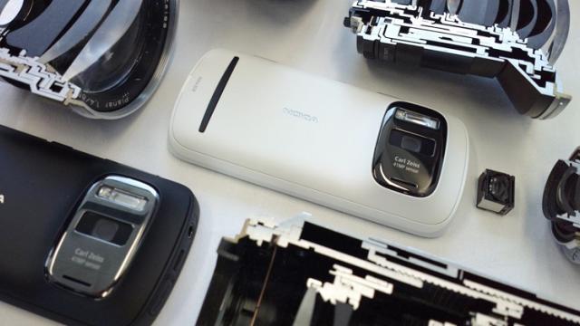 <b>Nokia 808 Pureview nu mai face faţă cerinţelor moderne de optică, conform testelor DxOMark</b>De fiecare dată când apare vreun cameraphone sau tentativă de cameraphone pe piaţa smartphone, îl amintim pe Nokia 808 Pureview ca etalon. Problema e că vorbim din amintiri de acum 7 ani, când apărea telefonul cu Symbian 