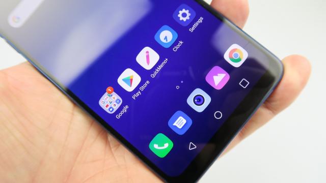 <b>LG G7 ThinQ: OS, UI, aplicaţii cum le-am lăsat în 2017 în mare</b>LG nu a făcut mari schimbări UX-ului sau în ultimii ani, asta deşi nu ar fi stricat o boare proaspătă şi o primenire de interfaţă. Anul trecut au mers pe ideea de a împărţi totul în două pătrate, când era cool să ai aspect 18:9. Totul a deviat de atunci..