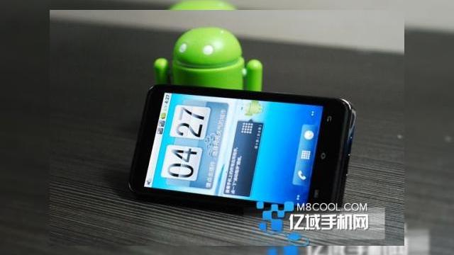 <b>HTC HD7 clonat În China, acum cu Android 2.2 la bord</b>China este cunoscută pentru telefoanele pe care le clonează, folosind drept inspirație unele dintre cele mai bine vândute smartphone-uri. Astfel, ceea ce vedeți mai jos, o clonă de HTC HD7 nu ne surprinde deloc... Diferența dintre acest terminal...