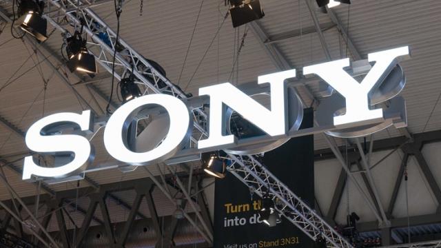 <b>Restructurările și repoziționarea continuă la Sony; Japonezii închid o fabrică de telefoane generatoare de pierderi</b>Finalul lunii martie a fost marcat cu siguranță și de către anunțul Sony cu privire la fuziunea departamentelor TV, Audio, Camera și Mobile într-o singură filială numită "Electronics Products and Solutions". Am aflat și că celebrul CEO