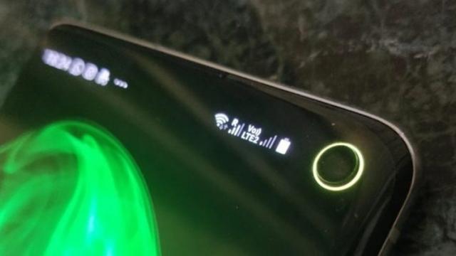 <b>Energy Ring este aplicația ce îți aduce un indicator de baterie inedit pe Galaxy S10, Galaxy S10+ și Galaxy S10e; Descarcă de aici!</b>După trendul cu imaginile de fundal ce puneau decupajul de cameră selfie de pe Galaxy S10 într-o nouă perspectivă, iată că acum apare și o aplicație inedită în Google Play. Se numește Energy Ring și dacă nu ați descoperit-o încă