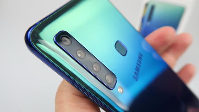 <b>Samsung Galaxy A9 (2018): Cameră de midrange supradotat, excelent la culori, selfie, claritate</b>Samsung Galaxy A9 (2018) a fost o premieră pe piaţa telefoanelor mobile la debut, fiind primul telefon cu 4 camere în spate. Avea câte puţin din fiecare: telephoto, camera de adâncime şi ultra wide angle. Asta plus o cameră selfie generoasă de 24 de MP