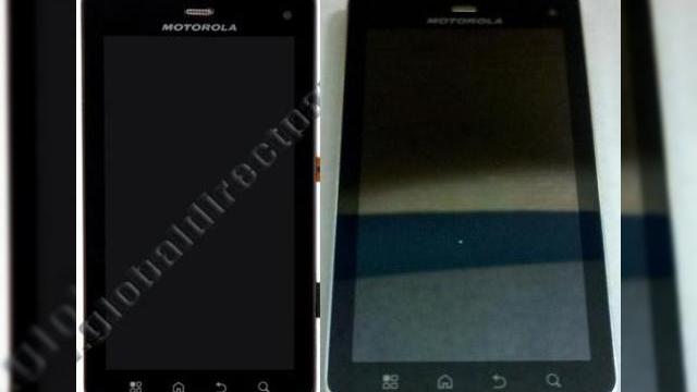 <b>Să fie acesta Motorola Droid 3? Iată imagini!</b>Ceea ce vedeți mai jos este o presupusă imagine cu Motorola Droid 3, cunoscut și sub numele de cod Targa. Informația vine de la retailerul Global Redirects Parts, convins de identitatea acestui urmaș al lui Moto Droid 2. &nbsp; Ultima oară când...