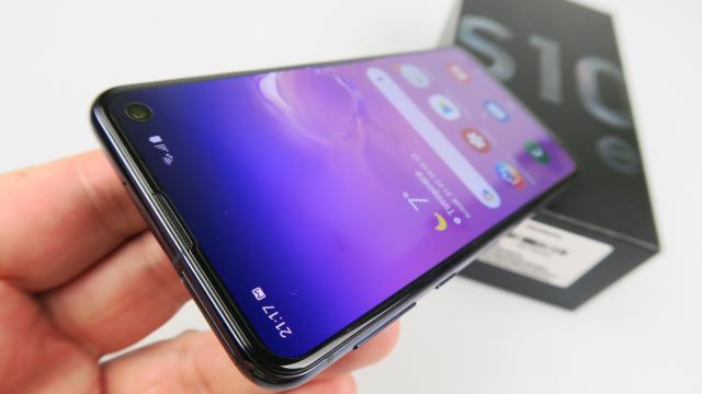<b>Samsung Galaxy S10e: Conectivitate excelentă, fără obiecţii</b>Samsung Galaxy S10e o face rabat la camera din spate, poate la ceva RAM şi la mărimea ecranului, dar la conectivitate e fix ca flagship-ul. Telefonul are variante dual SIM şi single SIM, iar noi ne-am jucat cu cea dual SIM.