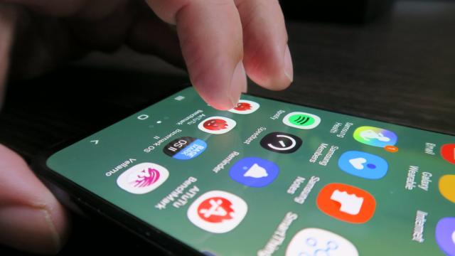 <b>Samsung Galaxy S10e: Benchmark-uri de top 5 în universul Android</b>Samsung Galaxy S10e păstrează miezul care face să ticăie un S10 şi S10+: procesorul Exynos 9820 sau Snapdragon 855. De aici vine puterea sa de procesare, oglindită în benchmark-urile de mai jos. La pachet primim şi un GPU Adreno 640 sau Mali G76 MP12..