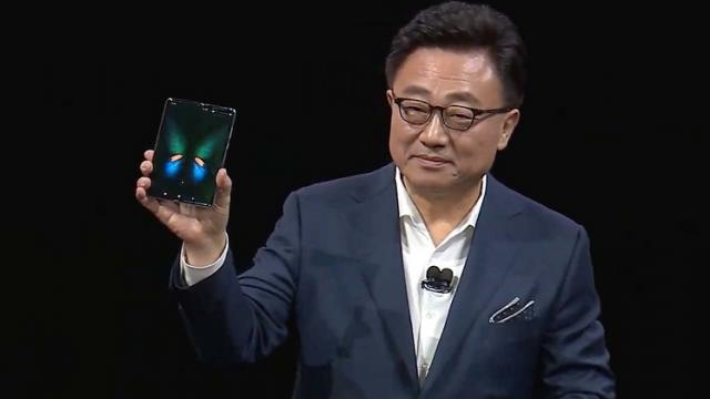 <b>Samsung va rămâne lider de piaţă în zona smartphone în următorul deceniu, nu se teme de Huawei – CEO DJ Koh</b>Huawei a tot urcat în top 5 producători smartphone în ultimii ani şi dacă deja i-a detronat pe cei de la Apple de pe locul 2, acum are ca ţinta locul întâi. Chinezii ar vrea poziţia în maxim un an, dar nici Samsung nu se lasă prea uşor