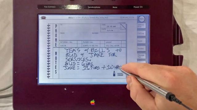 <b>Strămoşul iPhone-ului din anii '90 este prezentat într-un clip video şi e încă funcţional (Video)</b>iPhone-urile au avut mereu designuri reper şi au încercat să pluseze pe cât posibil cu inovaţii, dar ele au fost întotdeauna însoţite de multe prototipuri în culise. Unele au fost uitate în baruri, altele nu semănau deloc