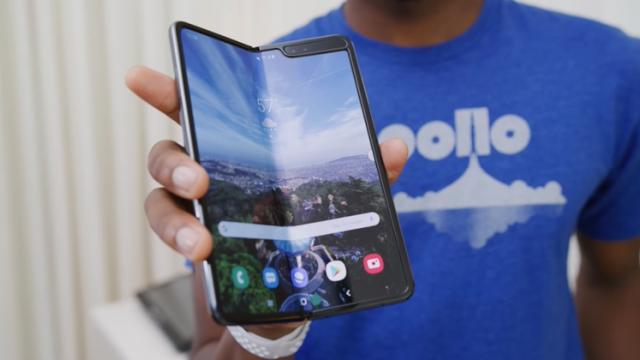 <b>Samsung Galaxy Fold ajunge pe mâinile lui Marques Brownlee; Iată primele sale impresii despre pliabil</b>În cazul în care urmăriți canalele tech de YouTube de prin State atunci ați observat cu siguranță faptul că în ultimele ore au fost încărcate o mulțime de materiale cu nimeni altul decât Samsung Galaxy Fold