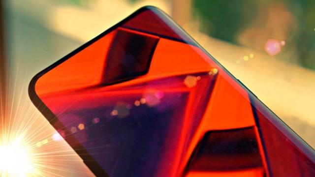 <b>OnePlus dă startul campaniei de teasing pentru OnePlus 7; CEO-ul companiei va dezvălui "ceva" joi</b>S-a vorbit mult în ultima săptămână și despre OnePlus 7, flagship pe care îl așteptăm în 2 variante aparent, cea standard și cea Pro care ar putea oferi extra RAM și un ecran mai generos. După ce numele variantei Pro era