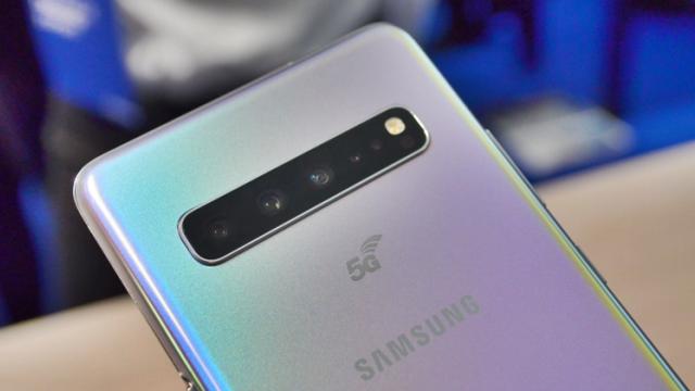 <b>Samsung Galaxy S10 5G primeşte o notă surpriză de la DxOMark: egalul lui Huawei P30 Pro şi peste la selfie</b>Exact când credeam că DxOMark nu ne mai poate surprinde, iată că apare nota lui Samsung Galaxy S10 5G. Telefonul a început să fie vândut în ultimele zile în câteva ţări de pe glob, iar francezii l-au testat la capitolul foto
