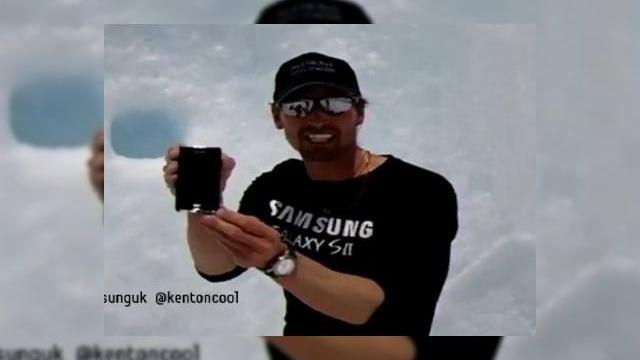 <b>Primul tweet postat de pe Everest vine de pe un Samsung Galaxy S II; unboxing pe acoperișul lumii! (Video)</b>Temerarul britanic Kenton Cool a folosit o conexiune 3G pentru a realiza atât un apel, cât și pentru a trimite un tweet de pe Muntele Everest. Ei bine, telefonul folosit a fost un Samsung Galaxy S II, a cărui inedită experiență de unboxing o...