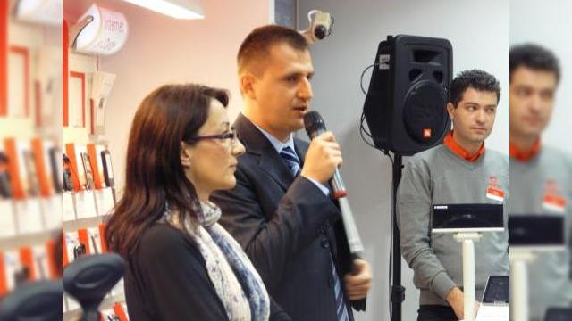 <b>Samsung Galaxy Tab 10.1v acum la Vodafone România - iată cronica evenimentului de lansare de la Magazinul Cocor (Video)</b>Samsung Galaxy Tab 10.1v a debutat astăzi în oferta Vodafone România, devenind astfel prima tabletă Honeycomb din portofoliul operatorului. Un eveniment oficial a însoțit acest debut, la care am participat și eu @alexstanescu, oferindu-vă...