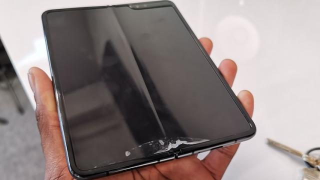 <b>În ciuda problemelor lui Samsung Galaxy Fold, sud-coreenii decid să nu amâne debutul pliabilului; Pornește totuși o investigație</b>Cu toate că livrările pliabilului Samsung Galaxy Fold nici măcar nu au început, am aflat că primele problemele asociate device-ului au fost semnalate deja de către cei care au avut ocazia să îl testeze. Așa cum vă informam în urmă 