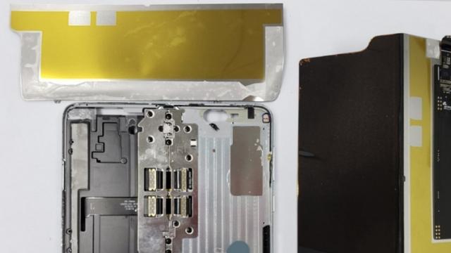 <b>Samsung Galaxy Fold primește o disecție; Ar putea fi cel mai greu de reparat smartphone de până acum</b>În așteptarea debutului comercial al pliabilului Samsung Galaxy Fold, care după cum v-am informat anterior nu va fi amânat chiar își în ciuda problemelor întâmpinate de către cei care au testat device-ul, iată că vedem o primă disecție