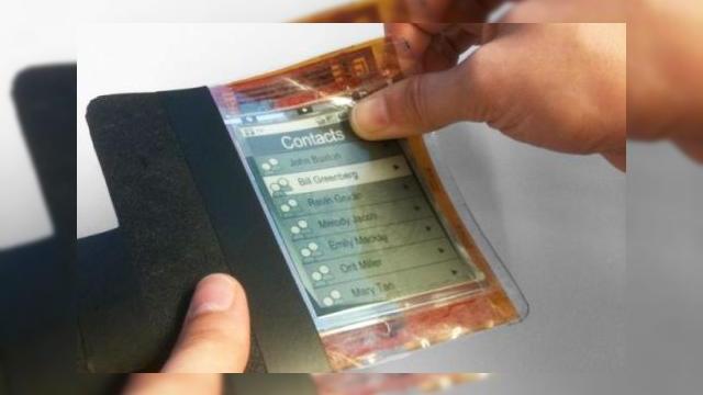 <b>PaperPhone, un telefon flexibil bazat pe tehnologia E-Ink (Video)</b>Viitorul telefoanelor mobile ar putea arăta ca în imaginea de mai jos, cu terminale cu ecrane flexibile, precum acest prototip dezvoltat de cercetătorii de la Universitatea Queen's din Canada. Aceștia au colaborat cu cercetătorii de la...