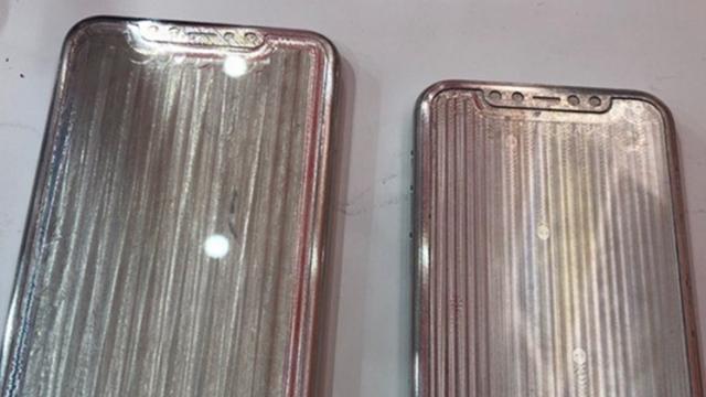 <b>Machete ale telefoanelor iPhone XI și iPhone XI Max apar fotografiate; Nu scăpăm de breton în 2019</b>După multe zile de pauză la capitolul leak-uri asociate lui iPhone XI iată că începutul săptămânii ne aduce o scăpare destul de importantă. Așa cum spune și titlul, avem parte de fotografii ce prezintă matrițe/machete ale lui iPhone XI