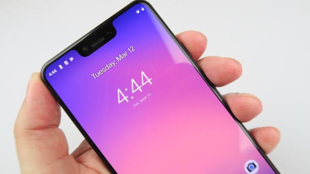 <b>Google Pixel 3 XL: Display P-OLED luminos, cu breton urât</b>Pixel 2 XL a devenit cumva infam pentru ecranul său P-OLED şi tot P-OLED-urile au făcut probleme si pe Nokia 8 Sirocco şi alte câteva telefoane. În ziua de azi s-au mai corectat lucrurile şi lumea nu se mai sperie de panouri de acest tip.