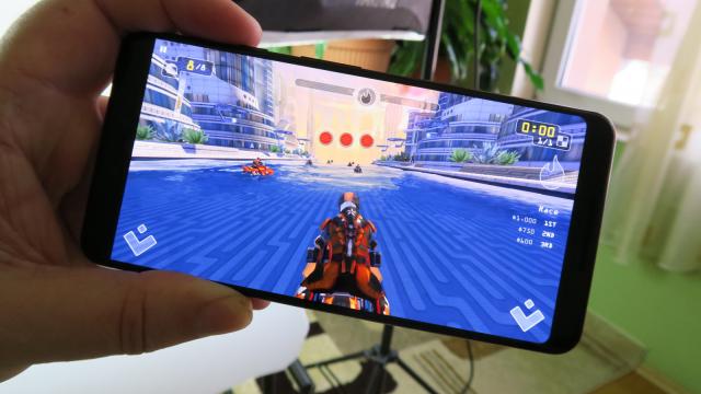 <b>Google Pixel 3 XL: Difuzoare stereo zgomotoase, cea mai bună acustică de pe un telefon</b>Google pare a fi mers pe ruta celor de la Sony, care acum câţiva ani punea pe Xperia-uri despicături mari frontale pentru a include difuzoare stereo. Pixel 3 XL are această abordare, având un difuzor jos, în bărbie şi unul sus, cel pentru convorbiri.