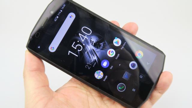 <b>iHunt S60 Discovery: Design robust, dur, submersibil</b>iHunt S60 Discovery e un soi de contradicţie, în ideea că la 253 de grame şi o diagonală de 5.5 inch, ar trebui să fie cam incomod. Pe de altă parte eu l-am folosit lejer chiar şi cu o singură mână. Ajută aderenta pesemne...