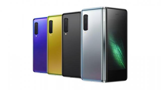 <b>Samsung amână lansările lui Galaxy Fold în unele țări şi trainingurile pentru angajaţi, pe fondul problemelor terminalului</b>În ultima săptămână Samsung s-a confruntat cu o problemă de imagine, după ce pliabilul Galaxy Fold a părut să aibă câteva defecţiuni la testele presei. YouTuberi, bloggeri şi jurnalişti s-au lovit pe rând de necazuri cu ecranul