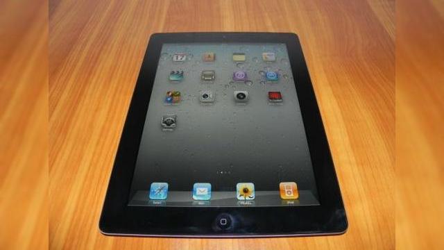 <b>Motorola Xoom vs iPad 2 - care este cea mai bună tabletă?</b>iPad a dominat autoritar acest segment aflat într-o continuă creștere și în 2010 nu a avut niciun rival de seamă. Zilele acestea în mai puțin de două săptămâni am avut ocazia să testez atât Motorola Xoom cât și iPad 2 încât concluziile...