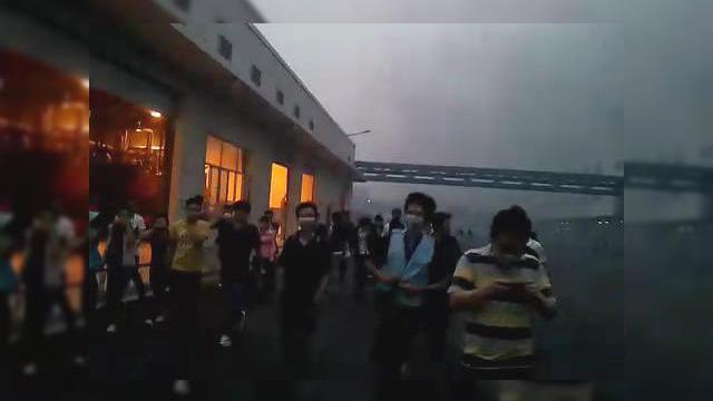 <b>Explozie la fabrica Foxconn ce produce Apple iPad 2! 2 morți, 16 răniți și o investigație oficială</b>Fabrica Foxconn din Chengdu, China, cea responsabilă cu producția de modele iPad 2 a fost afectată de o explozie ieri la ora locală 19:00. Incidentul a provocat 2 morți și 16 răniți, explozia fiind urmată de un incendiu stins rapid de pompierii...