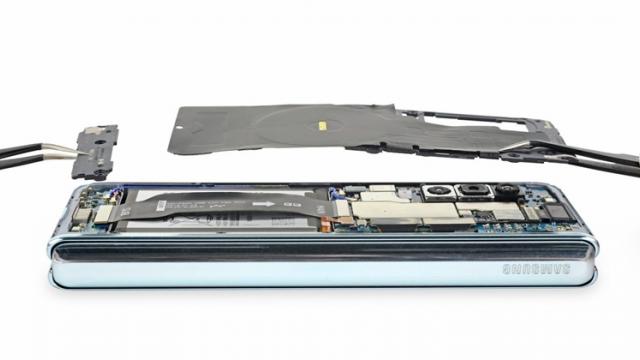 <b>Samsung Galaxy Fold primeşte o disecţie iFixit, care îi dezvăluie neajunsurile; Iată şi cât greu de reparat e terminalul</b>Galaxy Fold a fost pe buzele tuturor în ultima săptămână, mai ales după ce jurnalişti tech din SUA au descoperit câteva neajunsuri. Samsung a decis să ia înapoi unităţile de la presă pentru a afla care sunt problemele